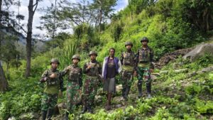 Perkuat Ketahanan Pangan Satgas Yonif 521/DY Bantu warga Berkebun di Distrik kurima